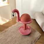 flamingós macskakaparó – rózsaszín, játékgolyóval és stabil talppal